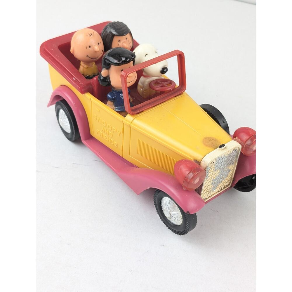 Vintage 1972 Peanuts Snoopy & Friends Toy Car Charlie Brown Lucy Linus Vehicle